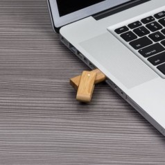 Pen Drive 4GB Giratório de Bambu Personalizado