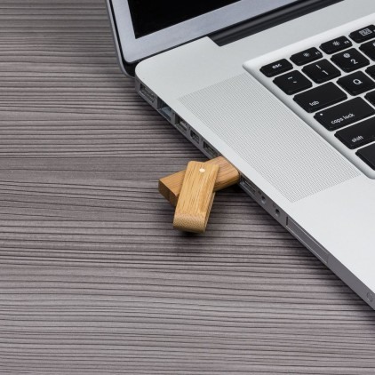 Pen Drive 4GB Giratório de Bambu Personalizado